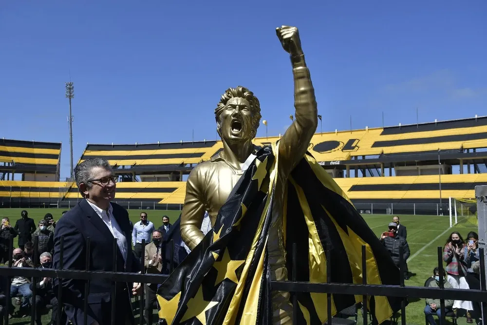 Morena y su estatua en el Campeón del Siglo