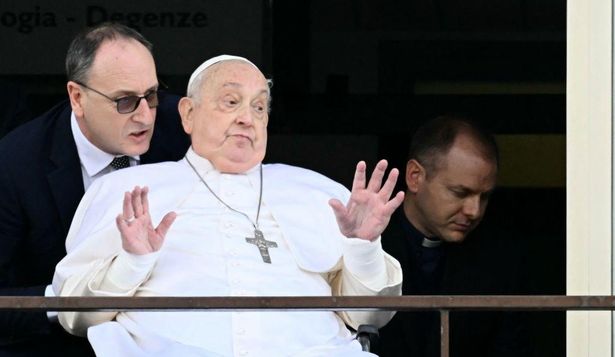 El papa Francisco saludó desde un balcón del hospital de Gemelli, donde pasó cerca de un mes por problemas respiratorios.