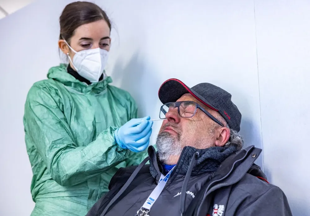 Los hisopados nasales sirven para detectar el coronavirus en los posibles infectados