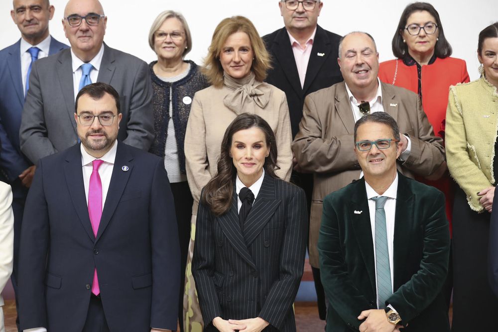 La reina Letizia con pantalón y chaqueta en un acto en Oviedo. EFE