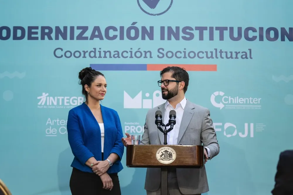 Irina Karamanos junto a su esposo Gabriel Boric, presidente de Chile