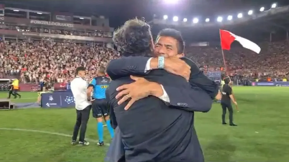 El abrazo entre Eduardo y Federico Domínguez