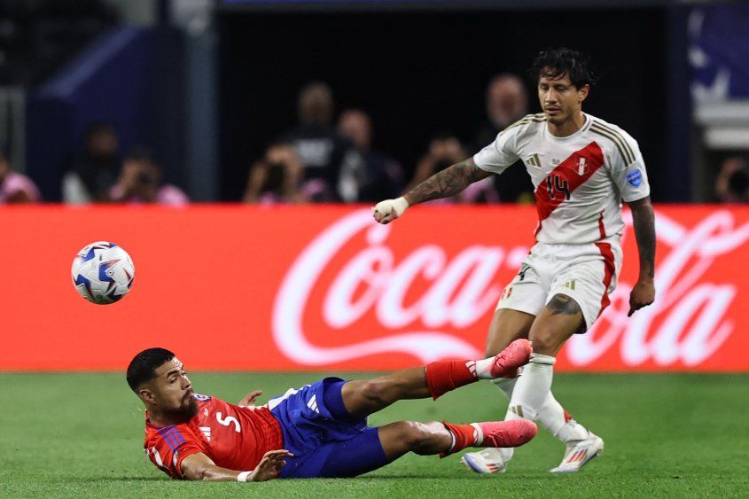 Gianluca Lapadula de Perú y Paulo Díaz de Chile luchan por el balón durante el partido del Grupo A de la CONMEBOL Copa América 2024 entre Perú y Chile en el estadio AT&T el 21 de junio de 2024 en Arlington, Texas.