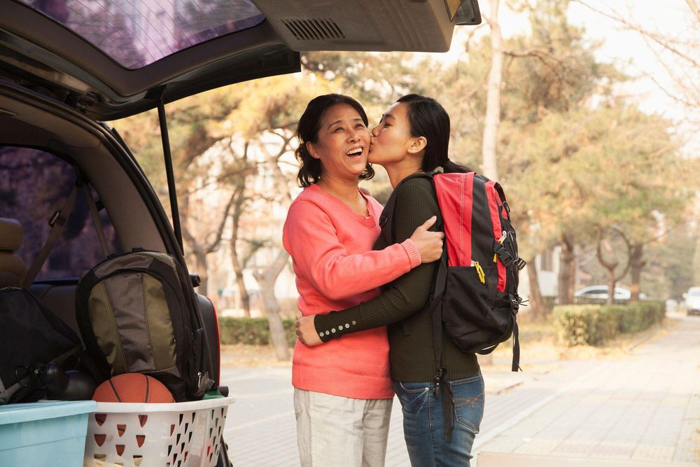 El orgullo, amor y tristeza que se mezclan cuando los padres llevan a sus hijos por primera vez a la universidad es una muestra clásica de sentimientos encontrados.