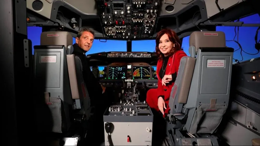Sergio Massa y Cristina Kirchner, en un simulador de Aerolíneas Argentinas, su última aparición juntos.