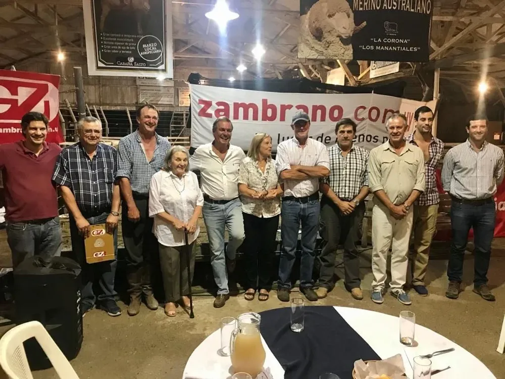 Cabañeros e integrante de Zambrano & Cía al finalizar las ventas en la Asociación Agropecuaria de Salto.