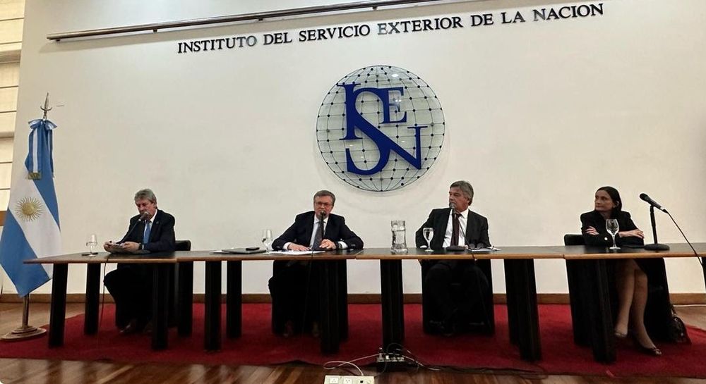 IICA: José Martins, presidente de la Bolsa de Cereales de Buenos Aires; Manuel Otero, Director General del IICA; el embajador Marcelo Buffetti; y la embajadora Nora Capello, Directora en la Secretaría de Relaciones Económicas Internacionales, durante la conferencia en el auditorio del ISEN.