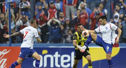 Maximiliano Gómez de Nacional ante Maximiliano Olivera de Peñarol en la final de la Liga AUF Uruguaya