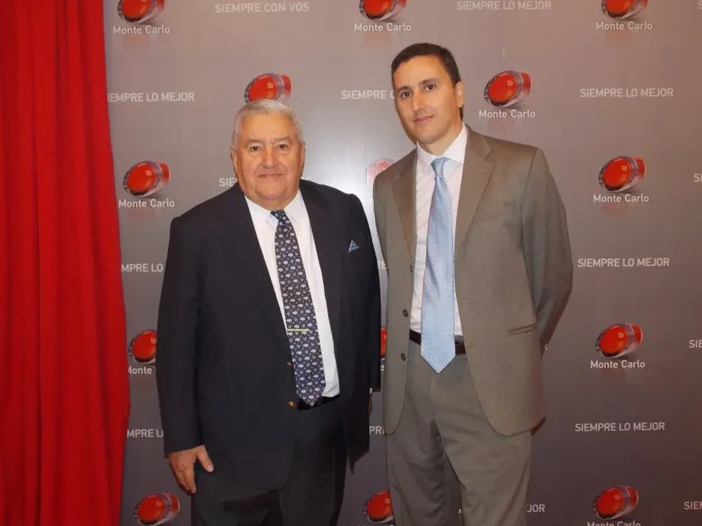 Hugo Romay Salvo junto a su hijo