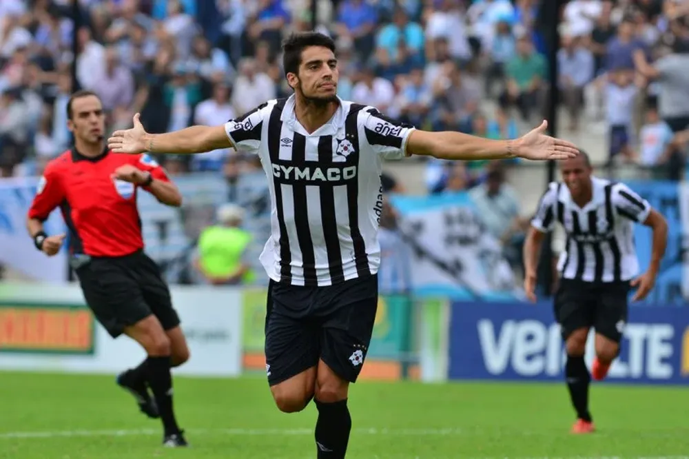 Gastón Rodríguez, anotó dos goles para el triunfo bohemio 3-1 ante Cerro