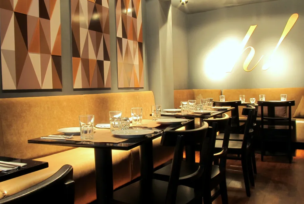 Bar de diseño interior exquisito, frente a Villa Biarritz