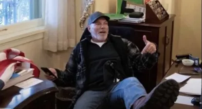 Yo no entré, me empujaron, dice el hombre que invadió la oficina de Pelosi