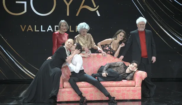 Los presentadores Javier Ambrossi y Javier Calvo posan con (i-d) las actrices Cecilia Roth, Antonia San Juan, Marisa Paredes, Penélope Cruz y el director Pedro Almodóvar, durante la gala de la 38 edición de los Premios Goya.