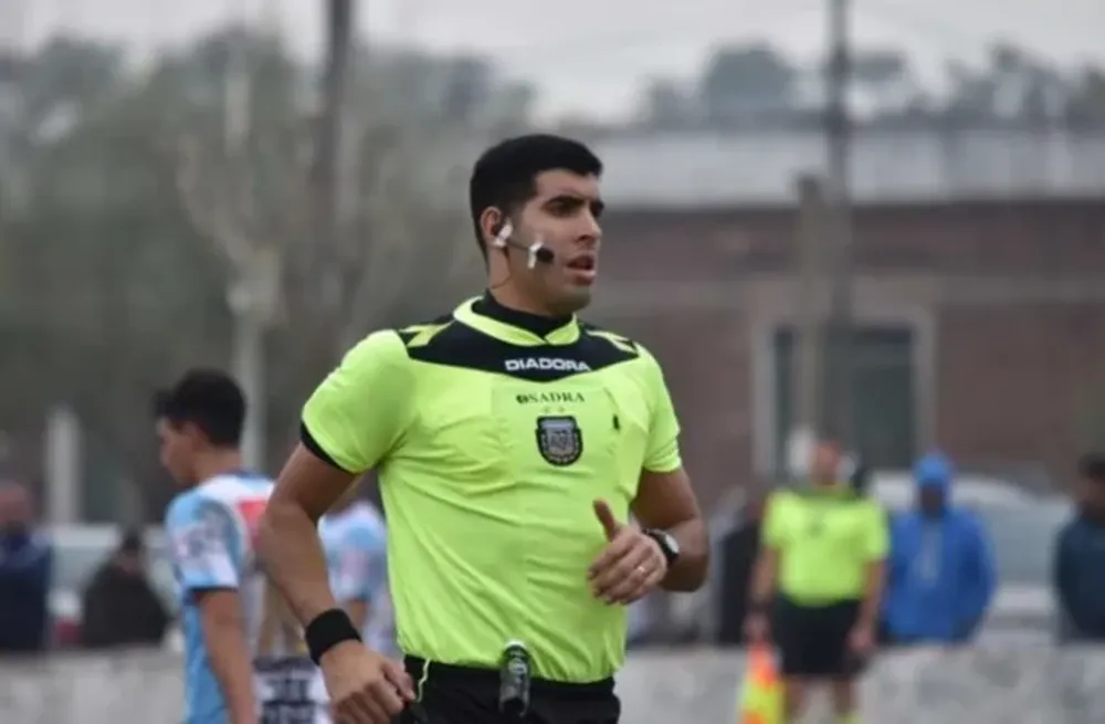 Joaquín Gil, el árbitro del escándalo en Riestra-Comunicaciones