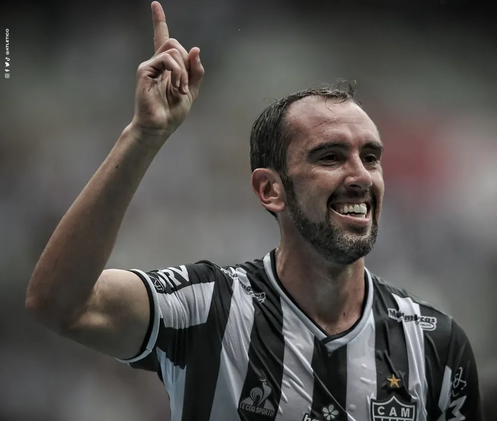 Godín celebra su primer tanto en Atlético Mineiro