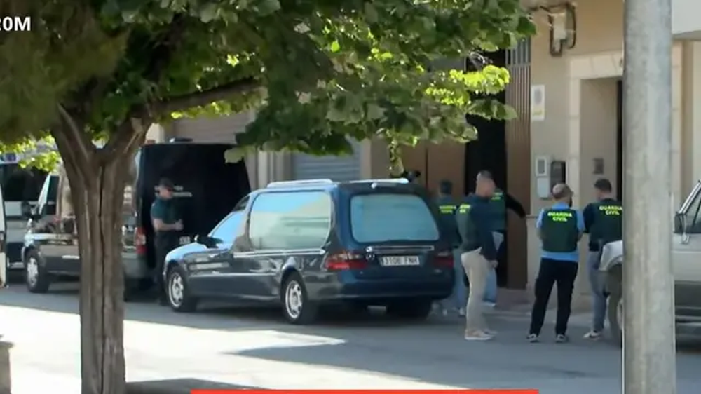 Varios agentes frente a la casa donde han sido hallados muertos el hombre y sus dos nietos en Huétor Tájar.