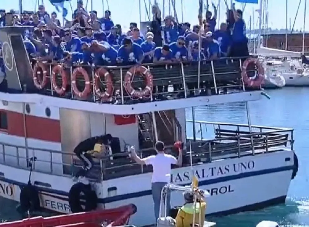 Un hincha de Deportivo La Coruña con la camiseta de Peñarol se subió al barco a último momento