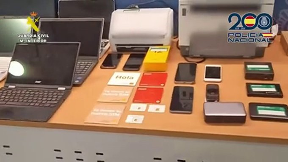 Objetos incautados en el operativo contra los estafadores.