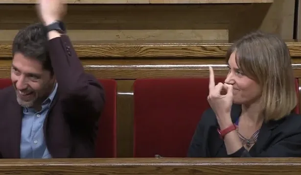 La presidenta de los comuns, Jéssica Albiach, hace una peineta al líder de Vox, Ignacio Garriga, en el pleno del Parlament
