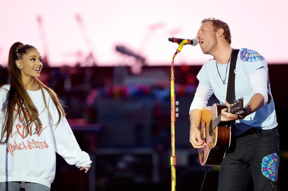 Ariana Grande y el cantante de Coldplay, Chris Martin, en el concierto One Love Manchester