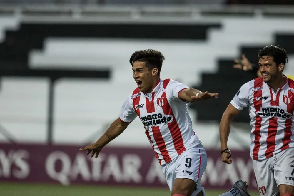 Arezo en su doblete a Atlético Nacional por Sudamericana