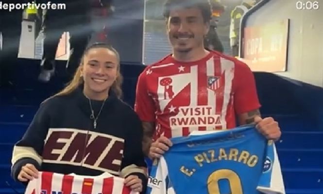 José María Giménez y Esperanza Pizarro intercambiaron camisetas de Atlético de Madrid y de Deportivo La Coruña