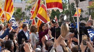 La presidenta de la Comunidad y PP de Madrid, Isabel Díaz Ayuso, en un mitin en el barrio de Sarrià de Barcelona.