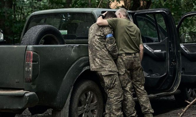 Un soldado ucraniano consuela a un compañero durante los combates en Kursk.