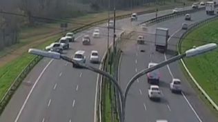 Motociclista fue atropellado dos veces en un choque múltiple en el Camino del Buen Ayre: el video Motociclista fue atropellado dos veces en un choque múltiple en el Camino del Buen Ayre: el video