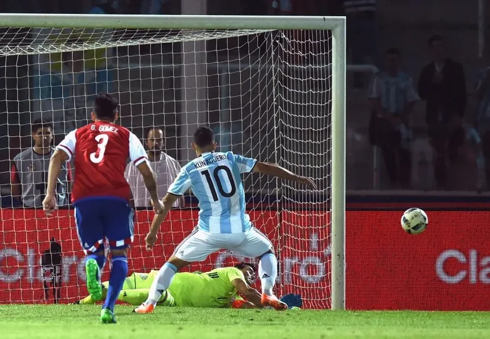 La atajada de Villar a Agüero en el penal