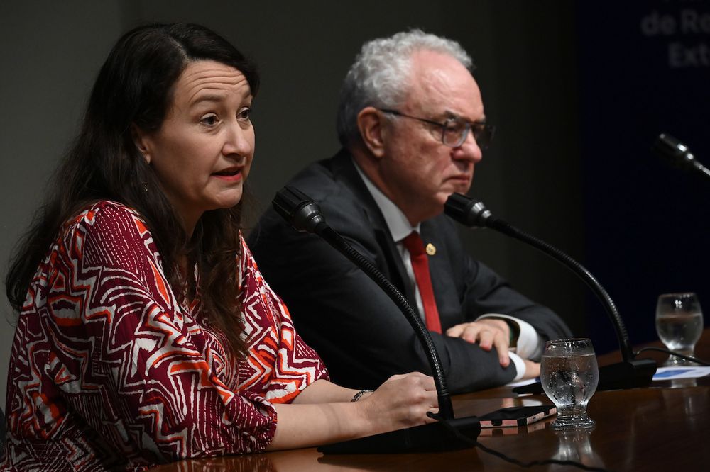 La subsecretaria Valeria Csukasi y el ministro Mario Lubetkin durante la conferencia de este viernes en cancilleria