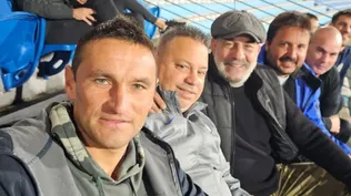 Bergessio en el estadio Centenario viendo Liverpool-San Lorenzo junto al actor Miguel Rodríguez y otros amigos