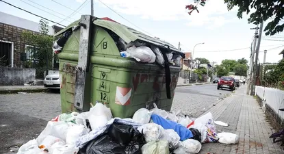 El Observador | Foto de archivo de un contenedor lleno y con basura afuera