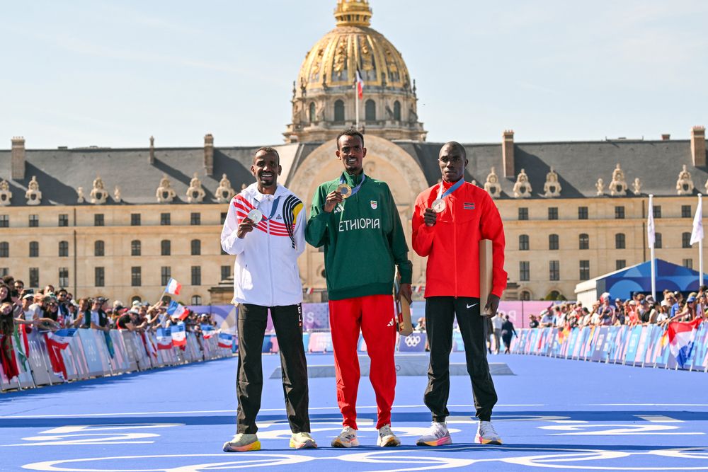 El medallista de plata Bashir Abdi de Bélgica, el medallista de oro Tamirat Tola de Etiopía y el medallista de bronce Benson Kipruto de Kenia