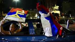 Caravana del Frente Amplio por calles de Montevideo.