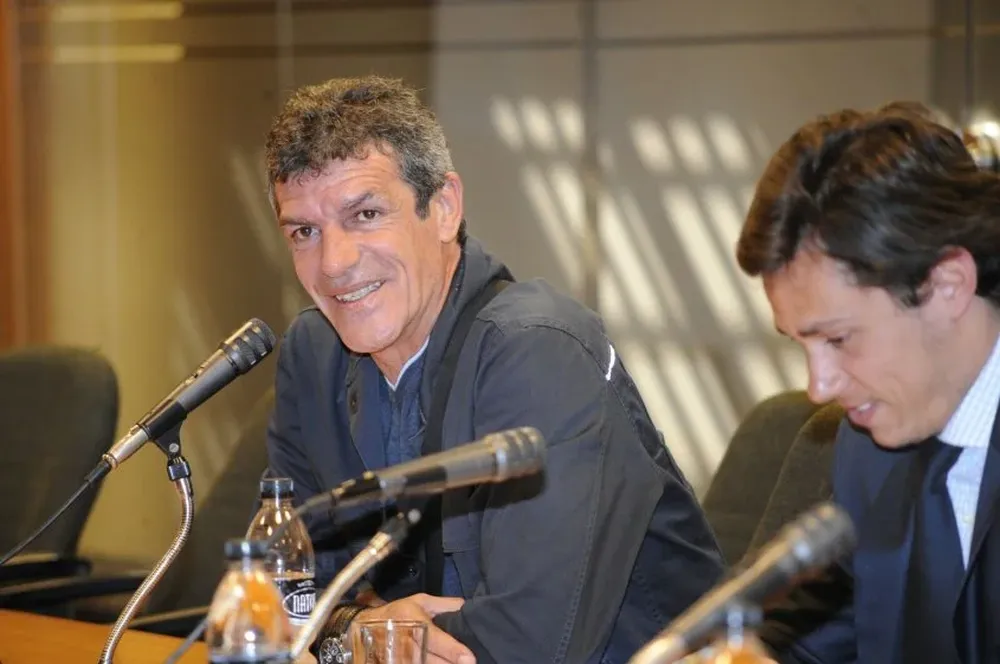 Enrique Saravia junto a su abogado, que el martes presentó la renuncia