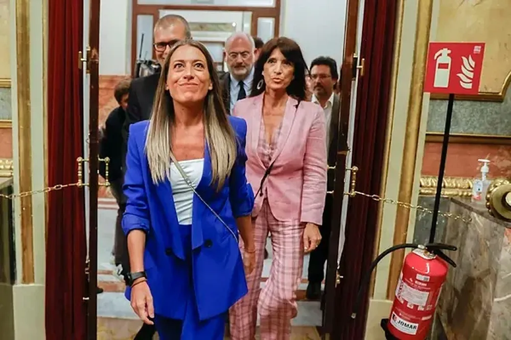 Miriam Nogueras con otros diputados de Juntos por Cataluña
