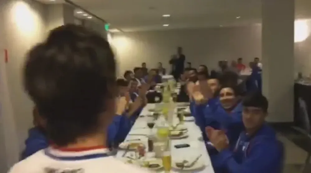 El joven tricolor fue aplaudido por los jugadores