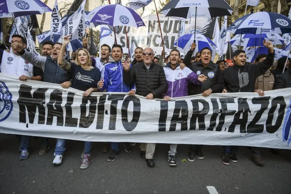 Protestas en Buenos Aires en contra de los ajustes de tarifas y la política económica del gobierno