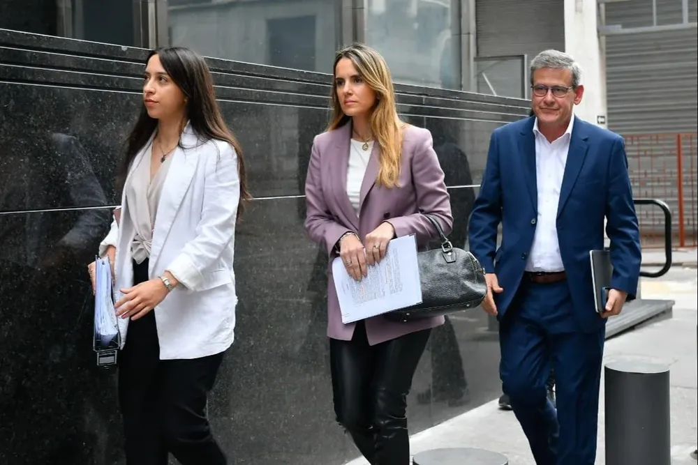 Carolina Ache entrando a declarar junto con sus abogados, entre ellos el exfiscal de Corte, Jorge Díaz