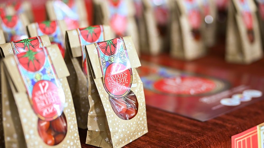 Almería celebra el nuevo año comiendo los tomates de la suerte.