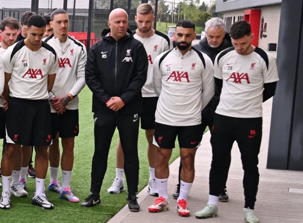 Darwin Núñez junto a su técnico en Liverpool, Arne Slot, y otros compañeros como Mohamed Salah recordando a los 97 hinchas muertos en Hillsborough