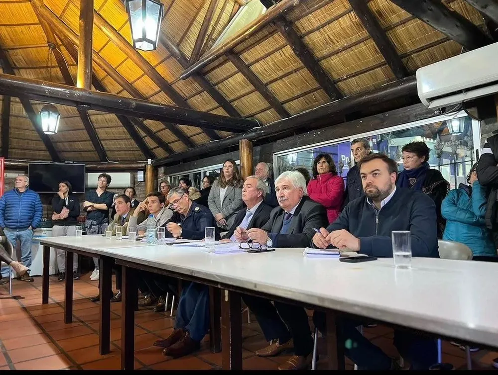 El ministro del Interior, Luis Alberto Heber, y el fiscal de Corte, Juan Gómez, en la reunión con vecinos del Parque Rodó