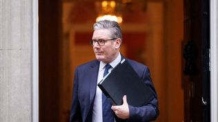 Crisis en el Reino Unido: Keir Starmer, al borde de la dimisión por la presión interna y el desplome laborista