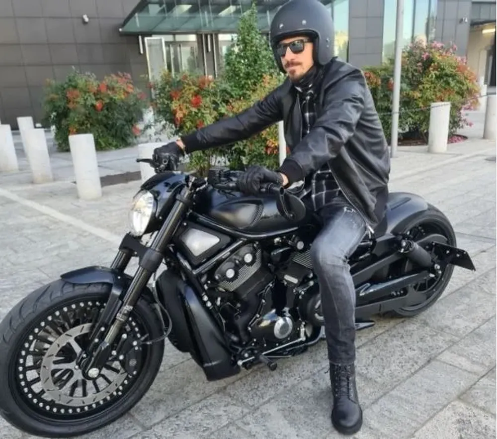 Zlatan Ibrahimovic en su moto Harley Davidson V-Rod