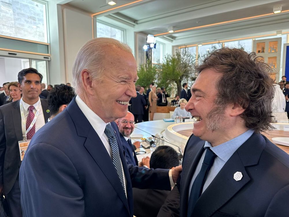 El primer encuentro entre Javier Milei y Joe Biden se dio entre sonrisas
