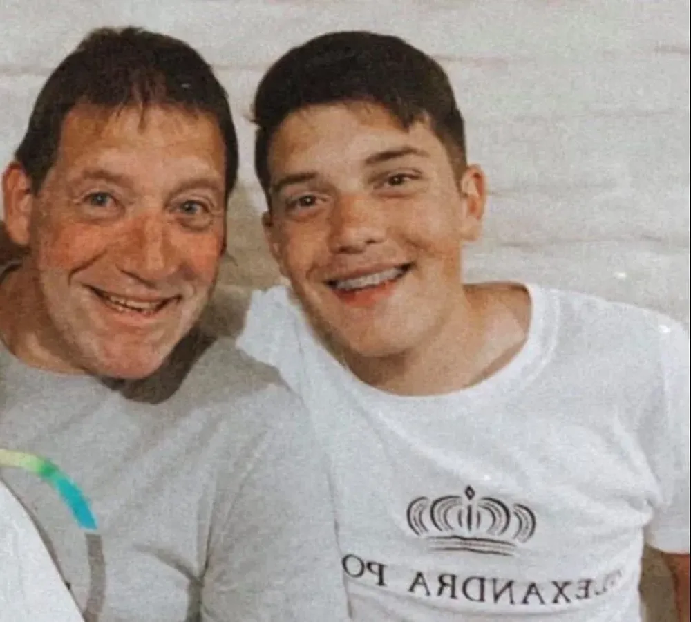 Con Fabián, su padre