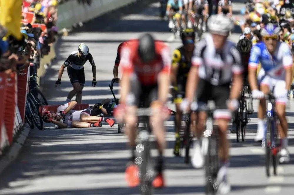La caída en el final de la tercera etapa del Tour