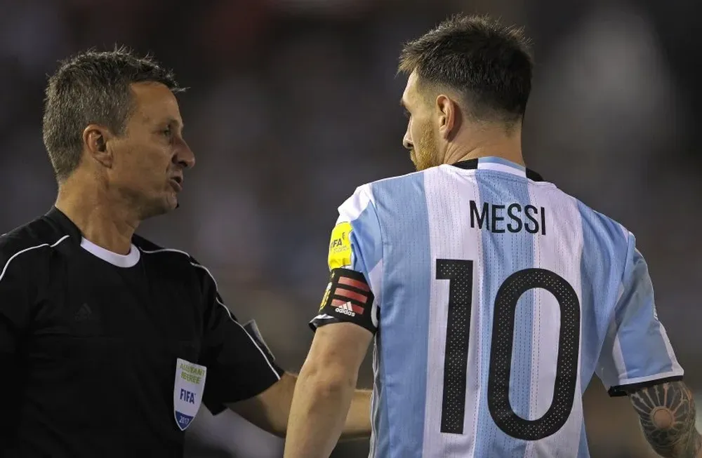 Lionel Messi fue sancionado de oficio y estará cuatro partidos de baja