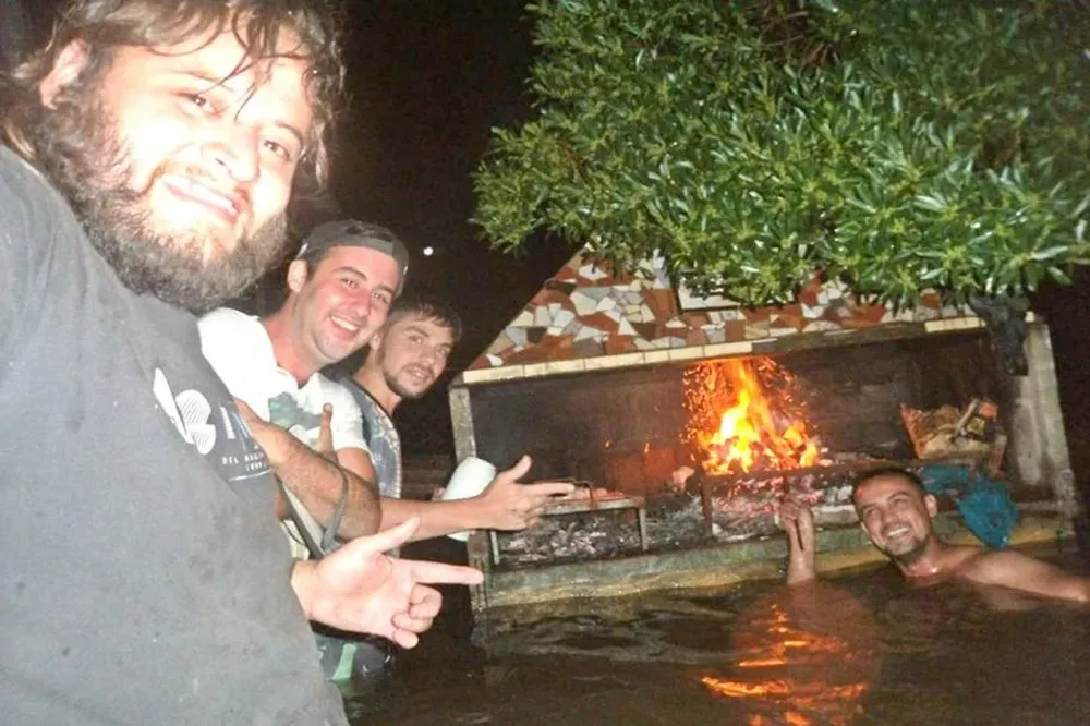 Un grupo de amigos de La Emilia que hicieron un asado en plena inundación